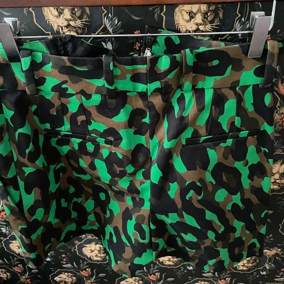 Versace high-waist tailored camouflage shorts! Euro size 38 but will fit U.S 4. - Picture 5 of 7